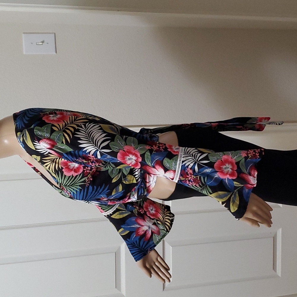 NWT Wayan s/m bell sleeve wrap top vivid colored tropical print bow tie detail